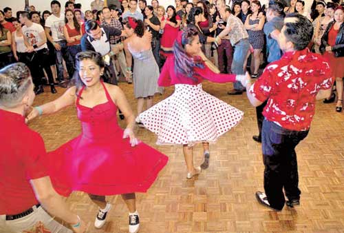 Las parejas compitieron por un premio.