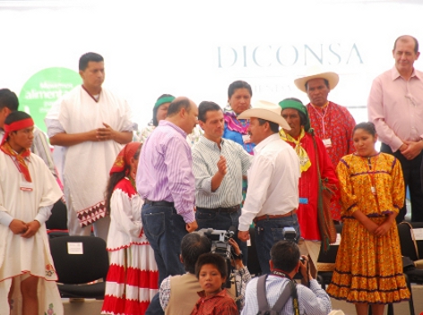 El presidente Enrique Peña Nieto acompañado por el gobernador de Chihuahua, César Duarte, recordó que hace un par de años aquí en Guachochi, se compro