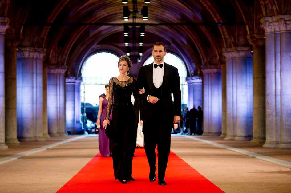  El entonces príncipe Felipe y su esposa Letizia arriban en abril de 2013 a la gala con motivo de la abdicación de la reina Beatriz de los Países Bajo