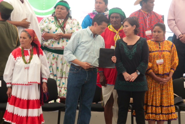 Rosario Robles acompañó al Presidente a Chihuahua para entregar apoyos de la Cruzada Nacional Sin Hambre.