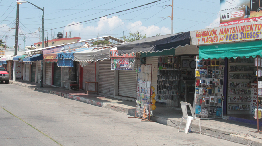 Sergio Román uno de los comerciantes que aún mantiene su local abierto, explicó que el problema tiene que ver con el abandono por parte de las autorid