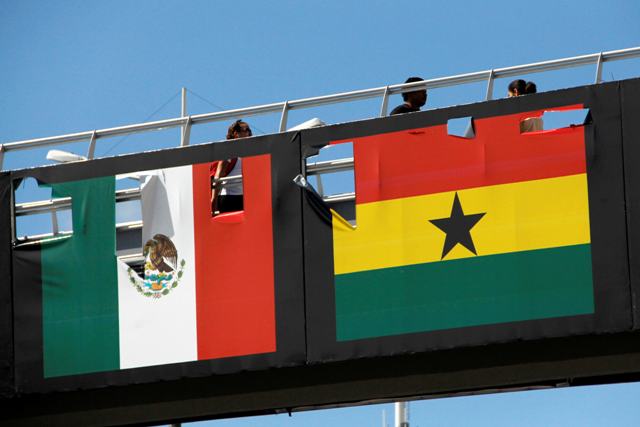 Aficionados protestan rompiendo las banderas de las selecciones en la ciudad de Natal 