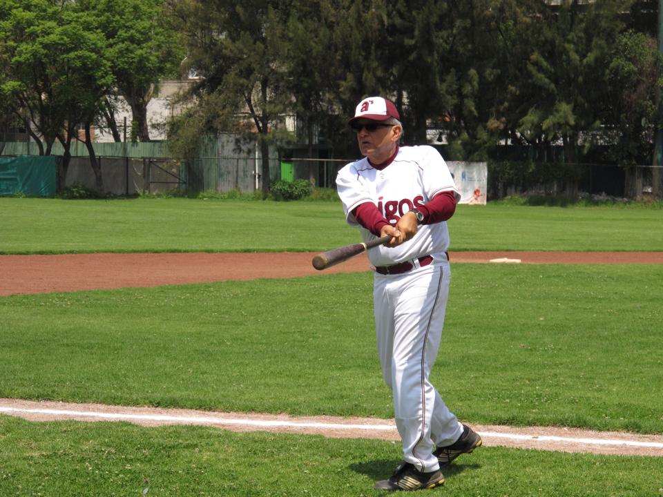 Andrés Manuel López Obrador volvió a jugar beisbol hoy, luego de que hace seis meses sufrió un infarto.