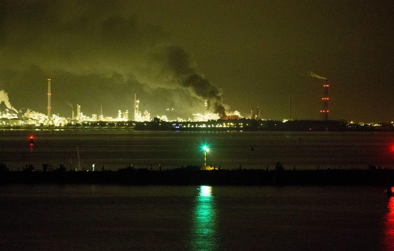 Una nube de humo se levantaba esta madrugada sobre el complejo petroquímico de Moerdijk