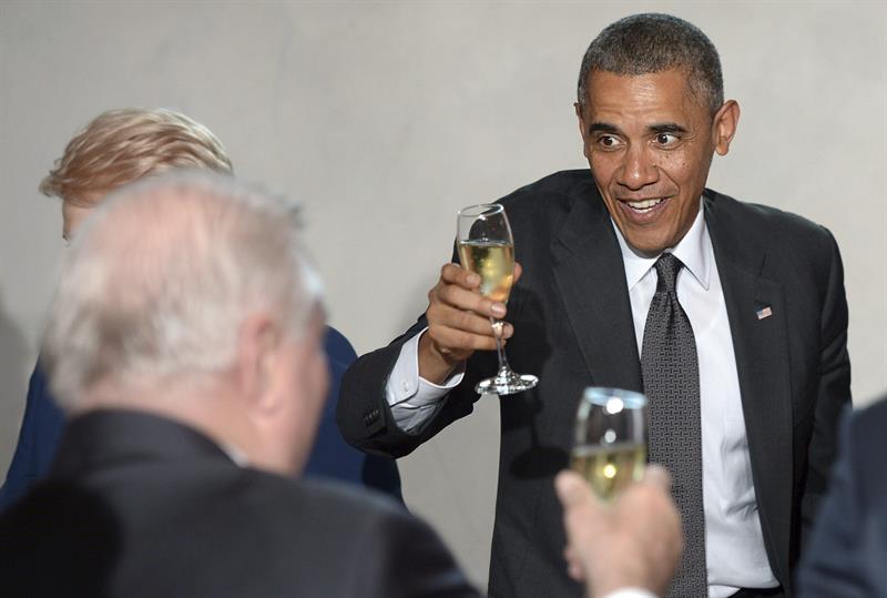 Obama (d), brinda con el ex presidente de Polonia, Lech Walesa (i) durante una cena de gala hoy en el palacio presidencial en Varsovia, Polonia