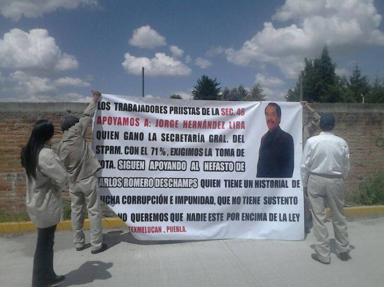 Con una pancarta, petroleros piden destitución de Carlos Romero