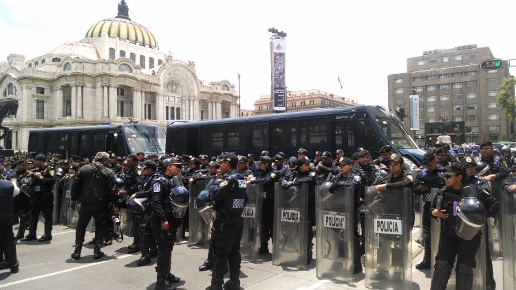 Un grupo de 500 granaderos detuvo el avance los inconformes