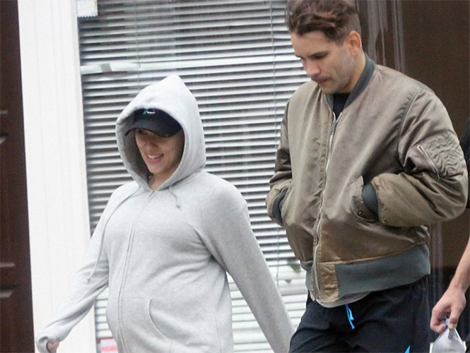 A pesar de usar una sudadera, el embarazo de Scarlett Johansson ya es bastante visible. 