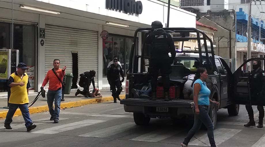 Detonaciones de arma de fuego y una persecución en la zona centro de Tampico, provocó el cierre de negocios, del palacio municipal y las oficinas del 