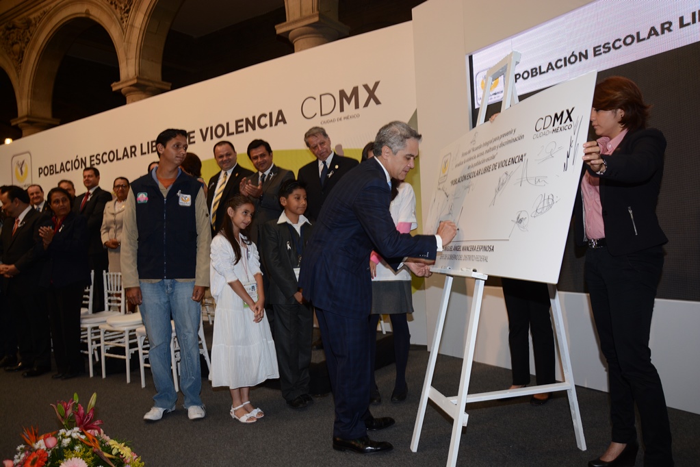 El jefe de Gobierno firmó el programa para prevenir el bullying en las escuelas
