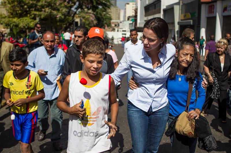 María Corina Machado (c) durante una manifestación en apoyo al también dirigente opositor Leopoldo López hoy en Caracas