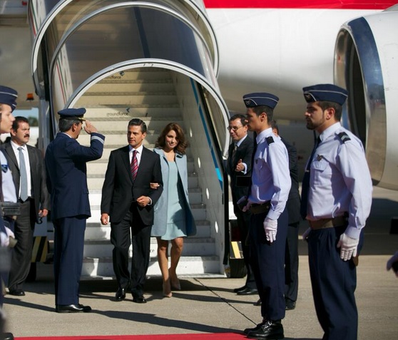 El presidente llegó acompañado de su esposa Angélica Rivera al aeropuerto militar Figo Maduro de la República Portuguesa en Lisboa.