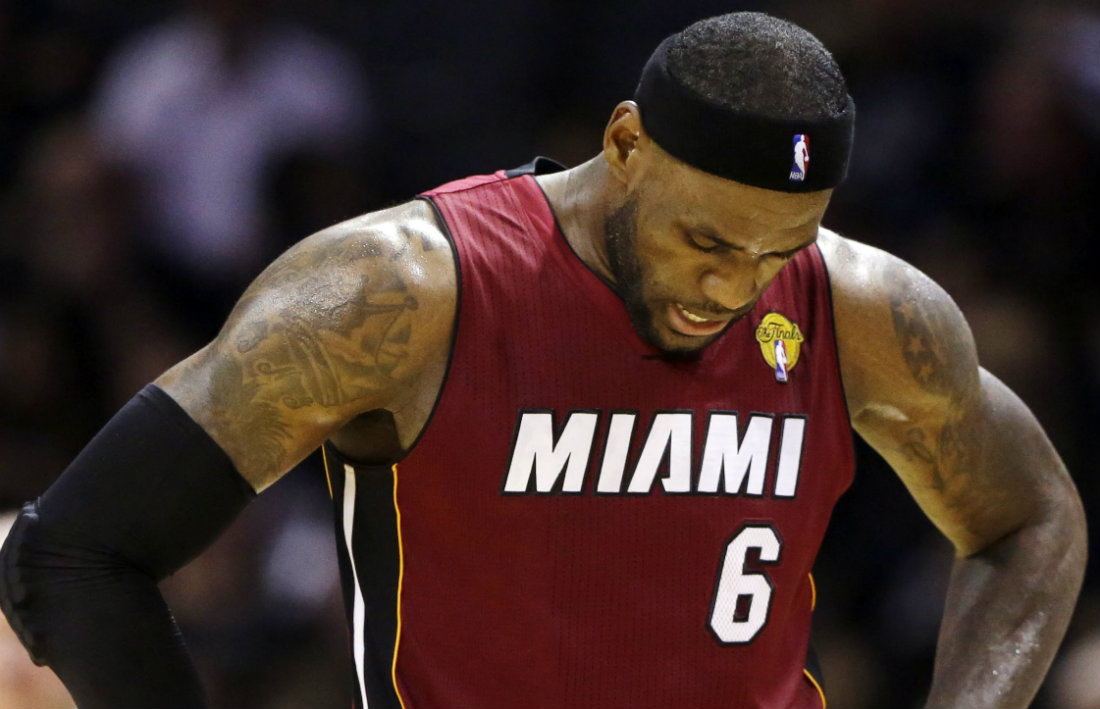 LeBron James cayó en el primero de la serie 