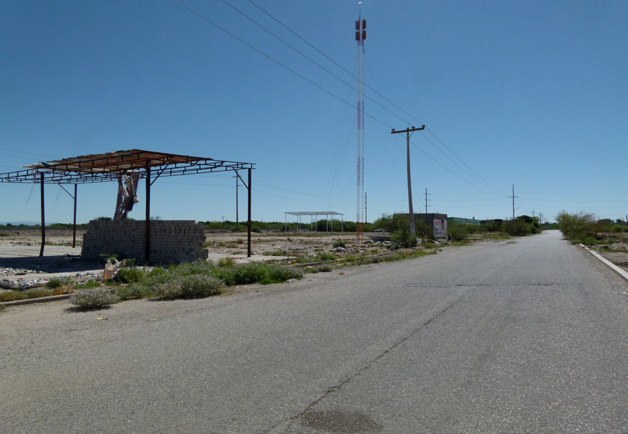 Los lotes baldíos muestran la realidad de la zona.
