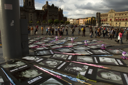 La manifestación en la Ciudad de México concluyó en el Zócalo, donde colocaron fotos de las víctimas del incendio