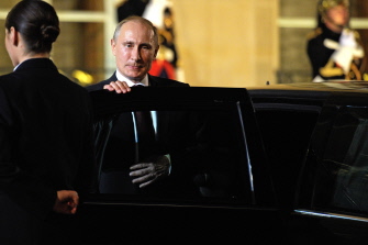 El presidente ruso, Vladimir Putin, abandona el Palacio del Elíseo, en París, después de entrevistarse y cenar con el presidente francés Hollande