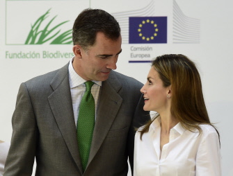 El príncipe Felipe (i) habla con su mujer, Letizia (d), durante una ceremonia de entrega de premios, hoy en el Ministerio de Agricultura, en Madrid