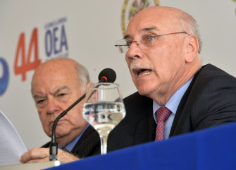 El secretario general de la OEA, José Miguel Insulza (i), escucha al canciller paraguayo, Eladio Loizaga (d) en la rueda de prensa