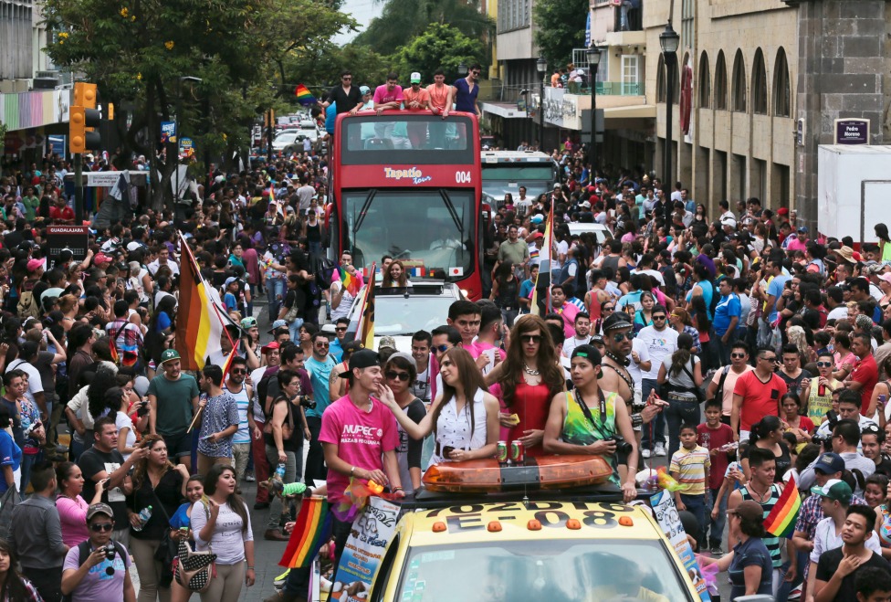 Cientos de personas de diversos colectivos Lesbianas, Gays, Bisexuales y Transexuales (LGBT), recorrieron la ciudad