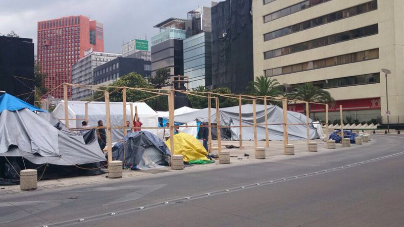 La CNTE quitó las lonas para después reinstalarlas pero con estructuras de madera.
