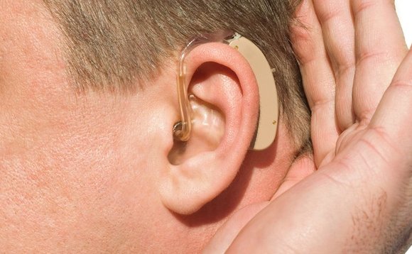 Con la edad, las células del oído interno que transforman el sonido en impulso nervioso se van dañando y no hay formas de regenerarlas, a diferencia d