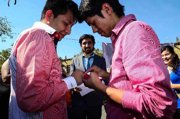 Con la legislación actual, las parejas homosexuales tienen que recurrir a un amparo para poder casarse.