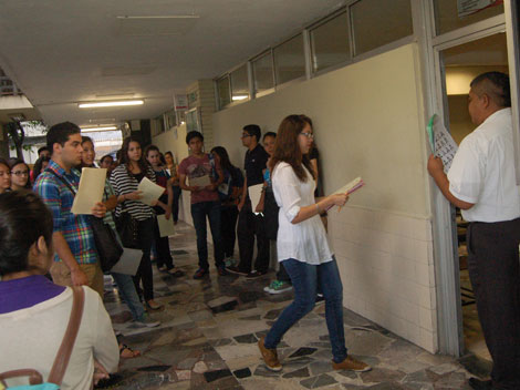 Los jóvenes buscan un lugar en las facultades.