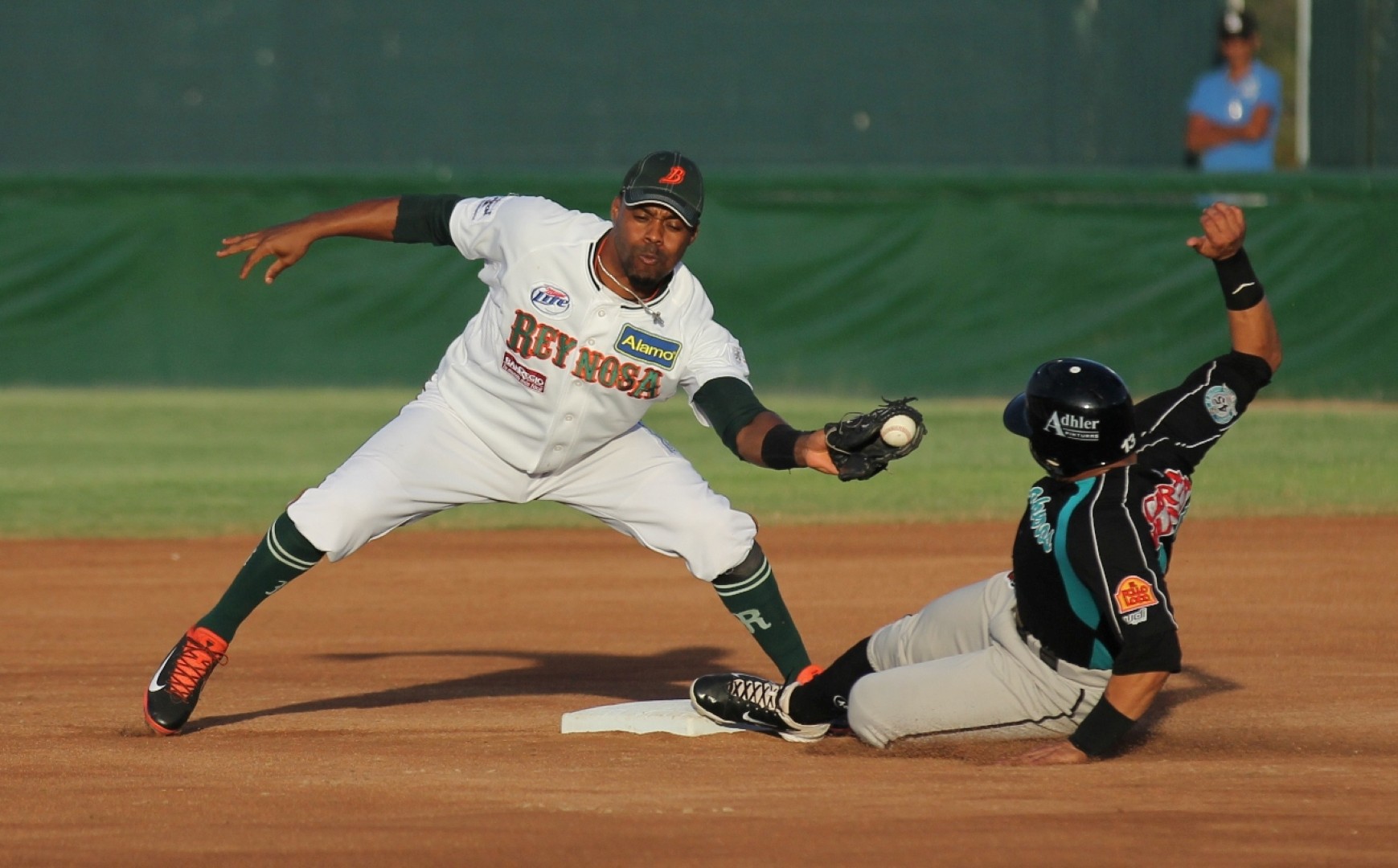 Manny obtiene un safe en segunda,