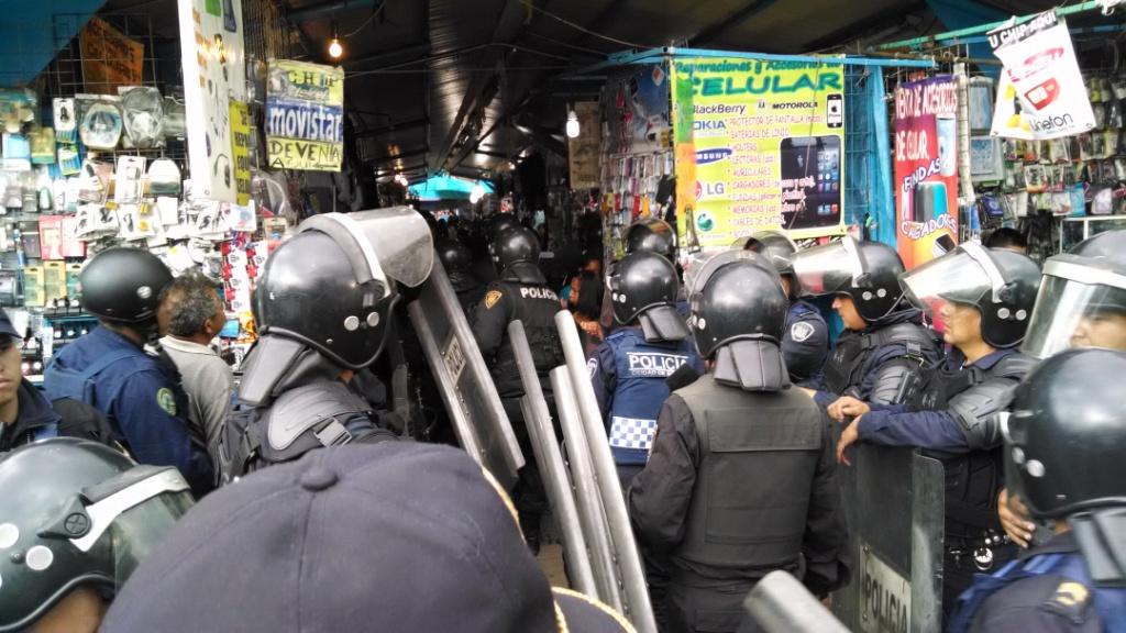 Operativo afuera del Metro Tacuba.