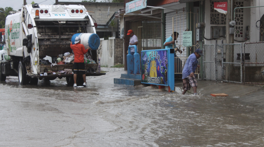 Durante las precipitaciones de la madrugada del sábado se registraron encharcamientos en dieciséis colonias de Ciudad Madero, aseguró la dirección de 