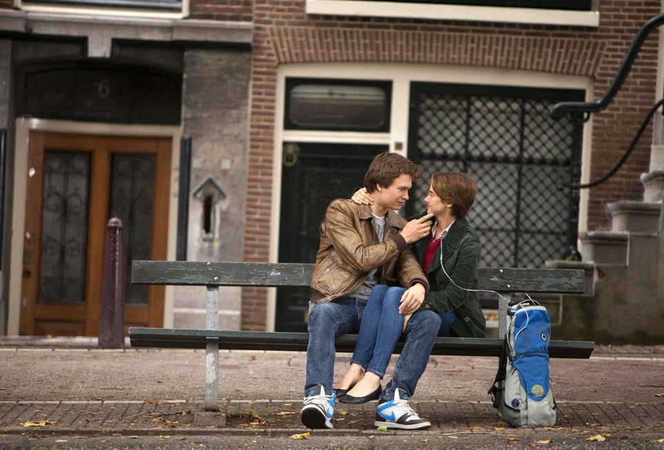 Ansel Elgort y Shailene Woodley interpretan a dos jóvenes que padecen cáncer. 