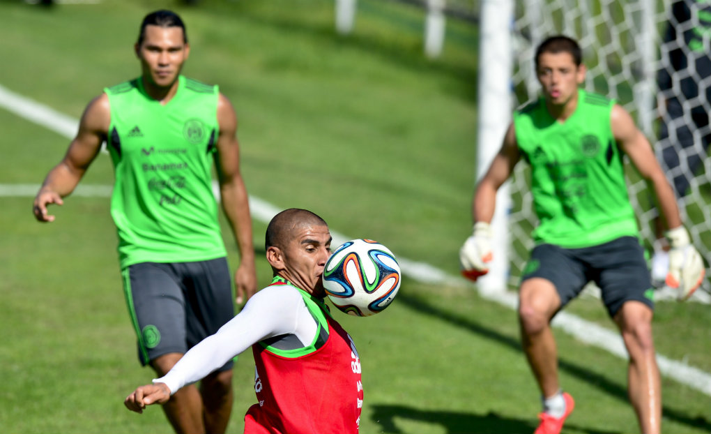 Carlos Salcido con el balón 