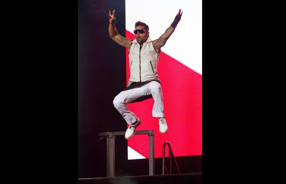 Los carteles enarbolados por el público con la frase de "I love Ricky Martin" comenzaban a levantarse con más ímpetu.