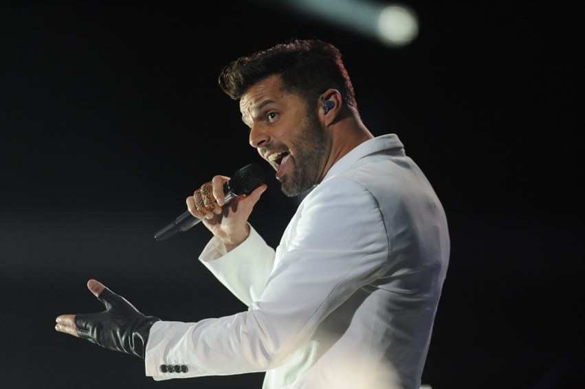 El intérprete comenzó su show con "Come With Me". 
