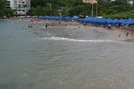 A pesar del clima, algunos turistas decidieron estar en la playa.