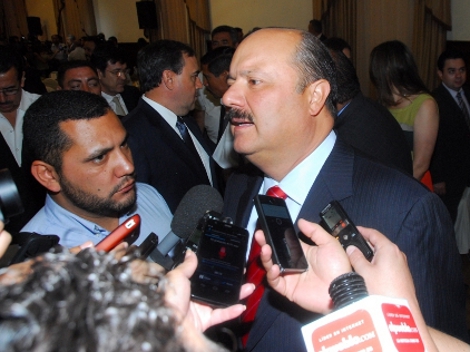 El gobernador César Duarte felicitó a los reporteros para que cada quien y cada cual dignifique las trincheras en las que se desenvuelven.