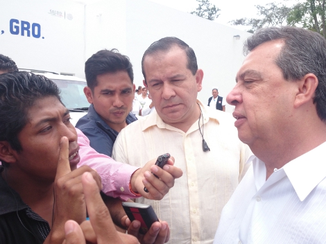 El gobernador de Guerrero, Ángel Aguirre,  propuso a los estudiantes reunirse el próximo viernes en la residencia oficial Casa Guerrero.