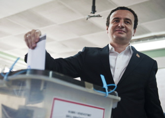 El líder del partido opositor kosovar "Vetvendosje", Albin Kurti, en el momento de votar en Pristina el pasado domingo 