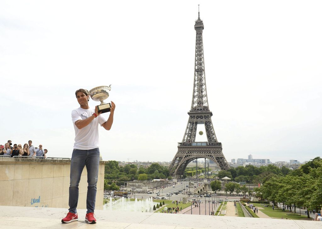 Nadal presume su campeonato de Roland Garros frente a la Torre Eiffel 