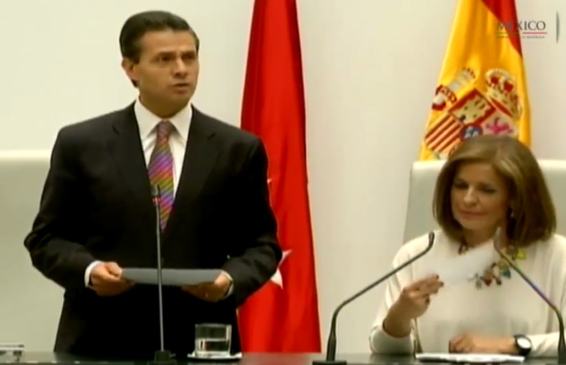 El presidente Enrique Peña Nieto y la alcaldesa de Madrid, Ana Botella, durante la entrega de la llave de oro de la Villa de Madrid.