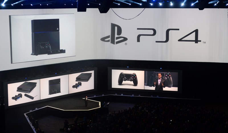Andrew House presenta PlayStation TV, PS TV, la noche previa a la inauguración de Salón E3 de videojuegos.