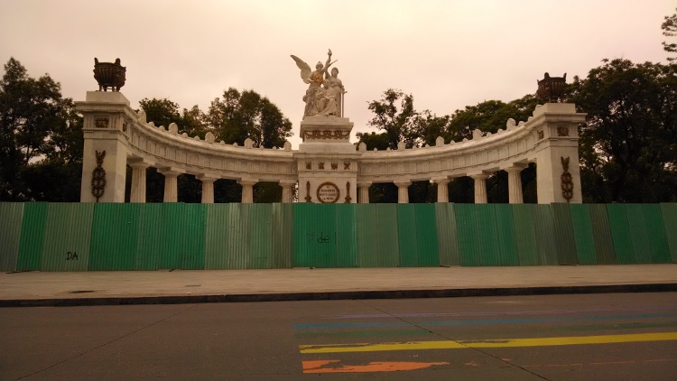La calle de Juárez cuenta tiene vallas metálicas para evitar posibles actos vandálicos contra los monumentos o edificios.