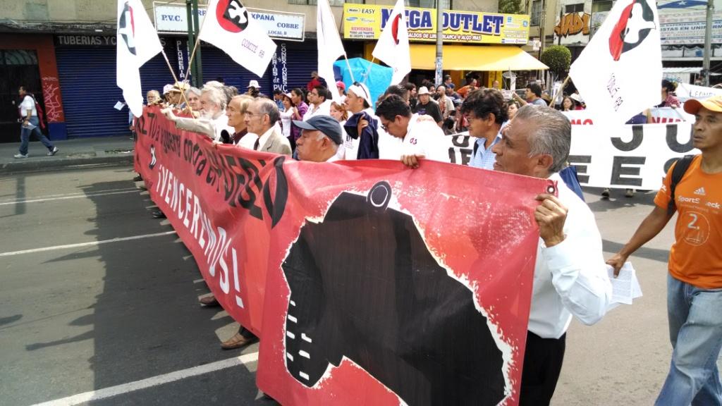 El contingente que partió del Metro Normal es encabezado por el Comité del 68.