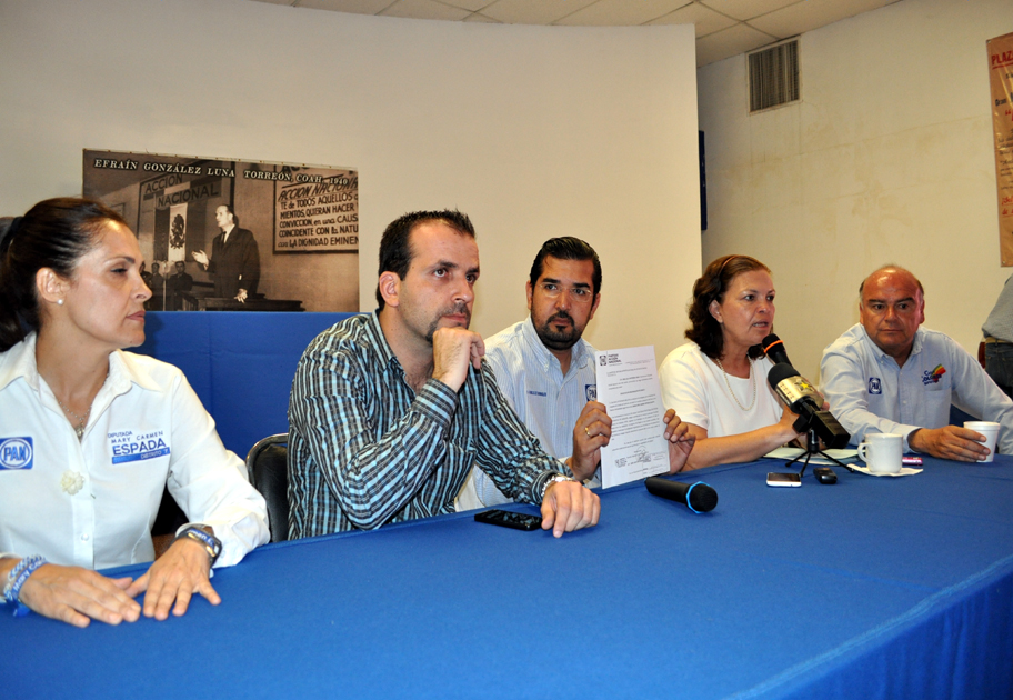 El dirigente del PAN con los candidatos a diputados.