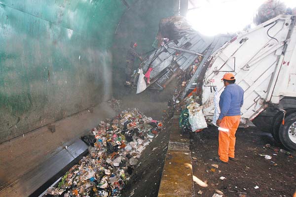El personal del servicio de limpia no usa cubrebocas.