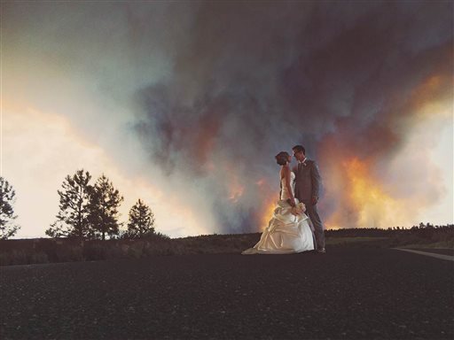 El fotógrafo Josh Newton tomó algunas imágenes de Michael Wolber y April Hartley con el incendio forestal de fondo.