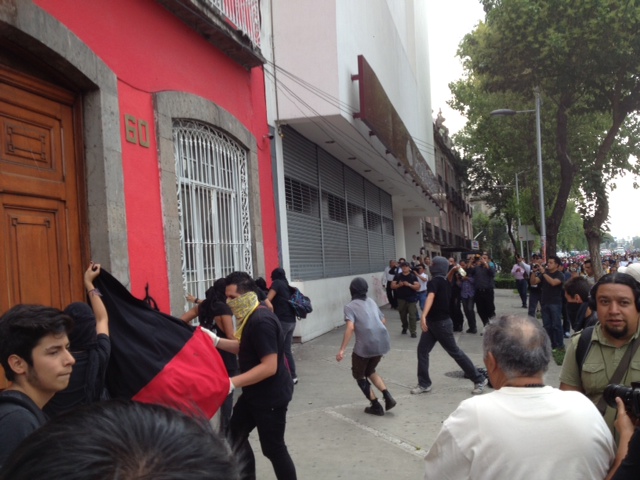 Los manifestantes atacaron algunos edificios durante la marcha.