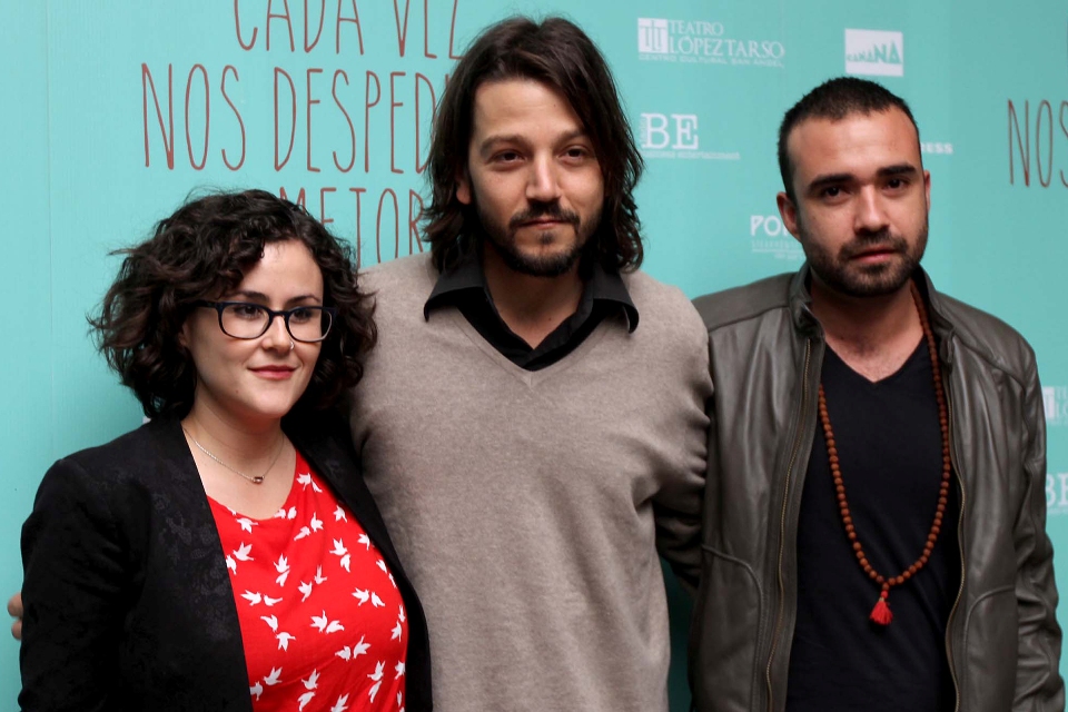 La productora Berenice González, Diego Luna y el director de la puesta Alejandro Ricaña. 