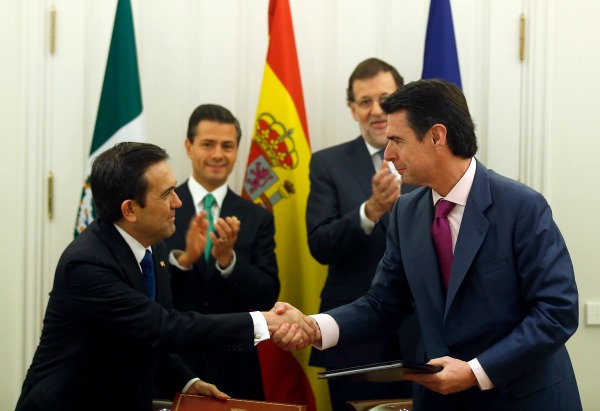 El secretario de Economía, Ildefonso Guajardo, y el ministro de Industria, Comercio y Turismo de España, José Manuel Soria, estrechan la mano durante 