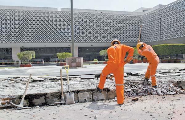 Trabajadores de la construcción realizan labores de remodelación en San Lázaro.